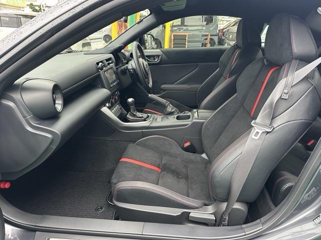 ＢＲＺ Ｓ　走行距離３，１５０ＫＭ　Ｂ型　ＡＴ　ナビゲーション　バックカメラ　スマートキー　ＬＥＤヘッドライト　フルオートエアコン　シートヒーター　革巻きハンドル　オートクルーズコントロール　パドルシフト（6枚目）