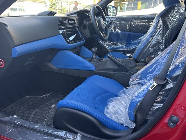 フェアレディZ バージョンST 6MT 内装色/ブルー NissanConnectナビゲーション ETC2.0 LEDヘッドランプ 本革巻ステアリング 3連サブメーター シートヒーター&パワーシート BOSEサウンドシステム(6枚目)