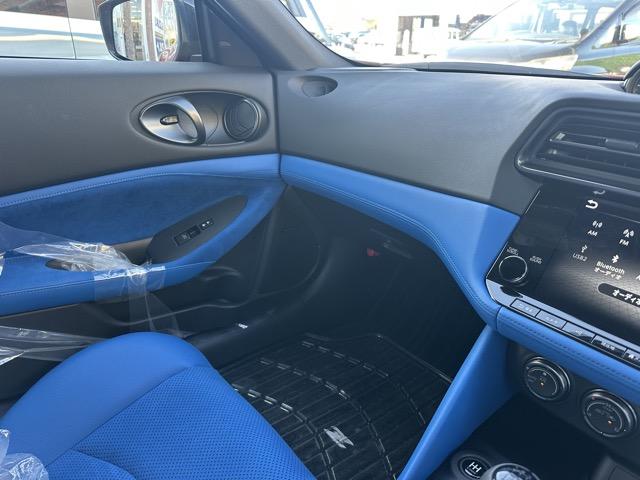 フェアレディZ バージョンST 6MT 内装色/ブルー NissanConnectナビゲーション ETC2.0 LEDヘッドランプ 本革巻ステアリング 3連サブメーター シートヒーター&パワーシート BOSEサウンドシステム(24枚目)