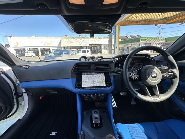 フェアレディZ バージョンST 9AT 内装色/ブルー NissanConnectナビゲーション ETC2.0 LEDヘッドランプ 本革巻ステアリング 3連サブメーター シートヒーター&パワーシート BOSEサウンドシステム(7枚目)