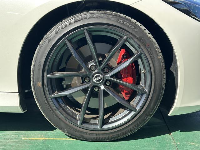 フェアレディZ バージョンST 9AT 内装色/ブルー NissanConnectナビゲーション ETC2.0 LEDヘッドランプ 本革巻ステアリング 3連サブメーター シートヒーター&パワーシート BOSEサウンドシステム(12枚目)