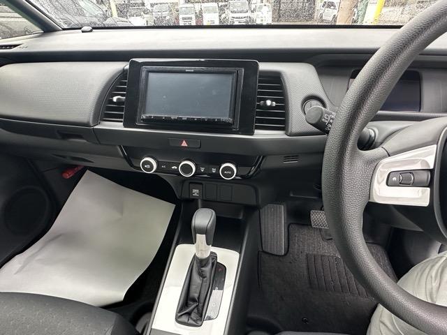 フィット e:HEVベーシック 走行距離1,611km 社外ナビ・バックモニター・ETC付 ホンダセンシング LEDヘッドランプ アダプティブクルーズコントロール 電子制御パーキングブレーキ オートブレーキホールド機能 スマートキー(17枚目)