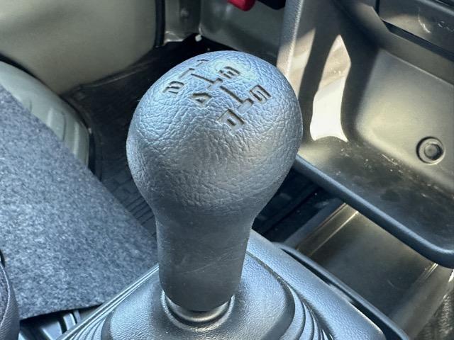 スーパーキャリイ X 2WD 5MT セーフティサポート フォグランプ ラジオデッキ キーレスエントリー 荷台作業灯 ルーフコンソール パワーウィンドウ オートライト メッキフロントグリル(18枚目)