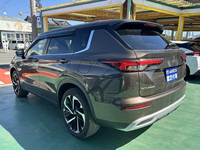 アウトランダーPHEV G 7人乗り 純正ナビゲーション e-Assist マイパイロット LEDヘッドランプ マルチアラウンドモニター エレクトリックテールゲート シートヒーター 本革巻ステアリング ロールサンシェード(5枚目)