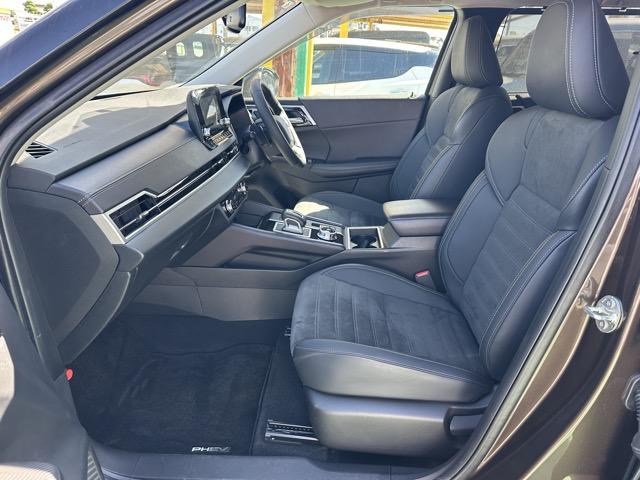 アウトランダーPHEV G 7人乗り 純正ナビゲーション e-Assist マイパイロット LEDヘッドランプ マルチアラウンドモニター エレクトリックテールゲート シートヒーター 本革巻ステアリング ロールサンシェード(6枚目)