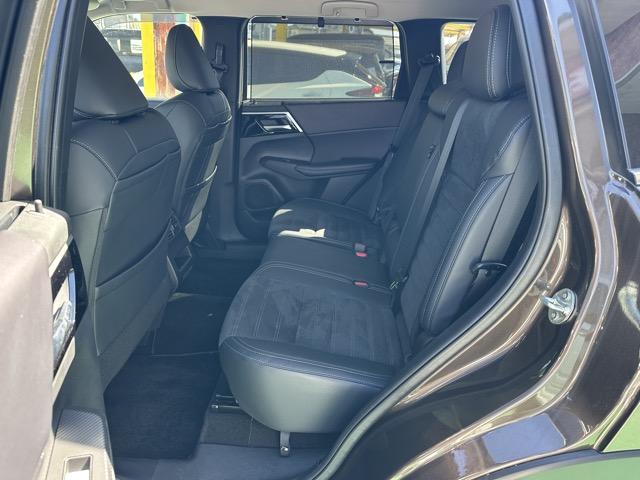 アウトランダーPHEV G 7人乗り 純正ナビゲーション e-Assist マイパイロット LEDヘッドランプ マルチアラウンドモニター エレクトリックテールゲート シートヒーター 本革巻ステアリング ロールサンシェード(7枚目)