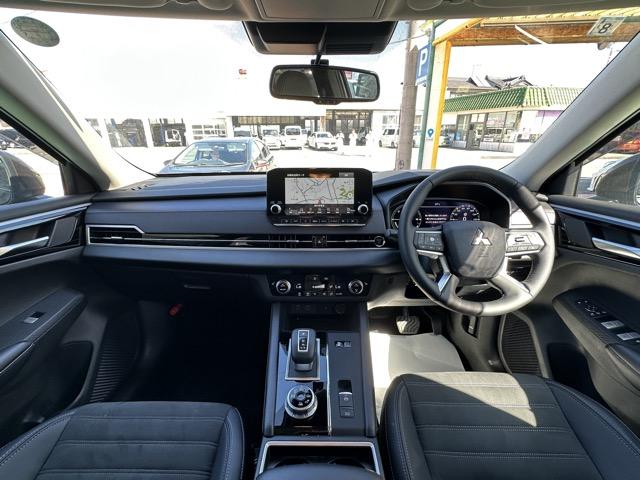 アウトランダーPHEV G 7人乗り 純正ナビゲーション e-Assist マイパイロット LEDヘッドランプ マルチアラウンドモニター エレクトリックテールゲート シートヒーター 本革巻ステアリング ロールサンシェード(8枚目)