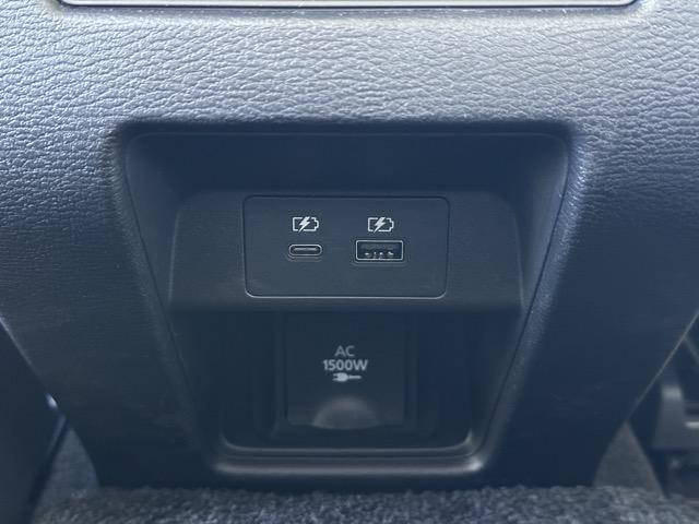 アウトランダーPHEV G 7人乗り 純正ナビゲーション e-Assist マイパイロット LEDヘッドランプ マルチアラウンドモニター エレクトリックテールゲート シートヒーター 本革巻ステアリング ロールサンシェード(11枚目)