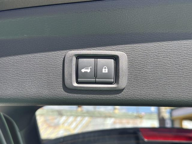 アウトランダーPHEV G 7人乗り 純正ナビゲーション e-Assist マイパイロット LEDヘッドランプ マルチアラウンドモニター エレクトリックテールゲート シートヒーター 本革巻ステアリング ロールサンシェード(16枚目)