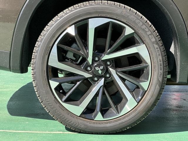 アウトランダーPHEV G 7人乗り 純正ナビゲーション e-Assist マイパイロット LEDヘッドランプ マルチアラウンドモニター エレクトリックテールゲート シートヒーター 本革巻ステアリング ロールサンシェード(18枚目)