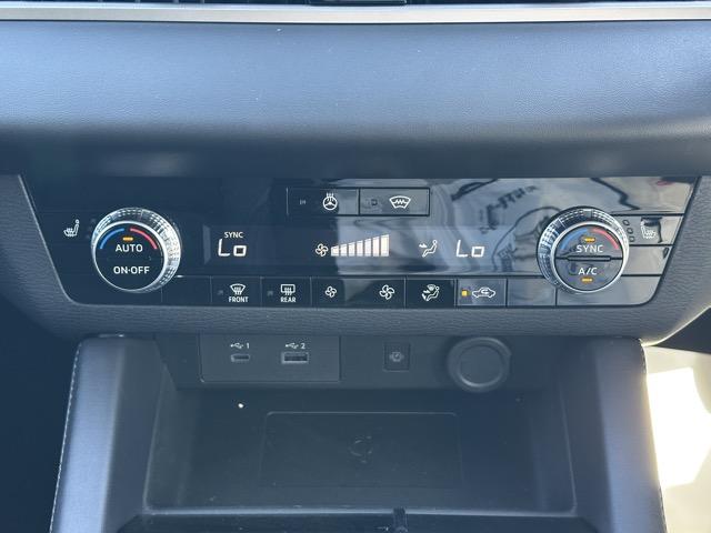 アウトランダーPHEV G 7人乗り 純正ナビゲーション e-Assist マイパイロット LEDヘッドランプ マルチアラウンドモニター エレクトリックテールゲート シートヒーター 本革巻ステアリング ロールサンシェード(22枚目)