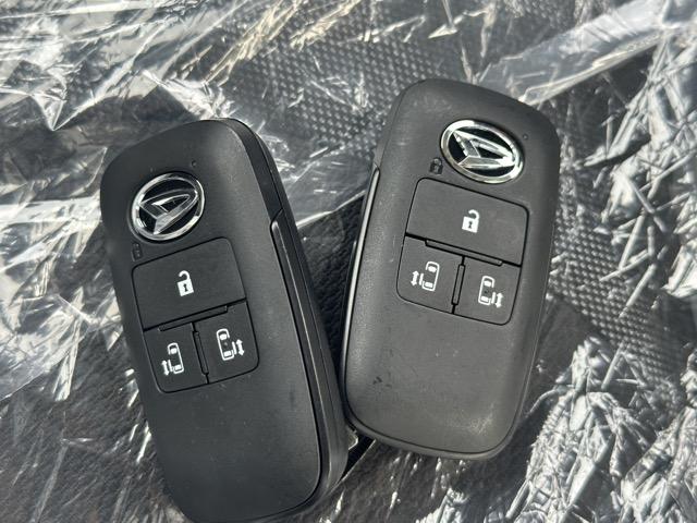 タント ファンクロス スマートキー LEDヘッドライト 両側パワースライドドア フルオートエアコン シートヒーター USB充電ソケット ロールサンシェード シートバックテーブル バックカメラ フォグランプ 届出済未使用車(26枚目)