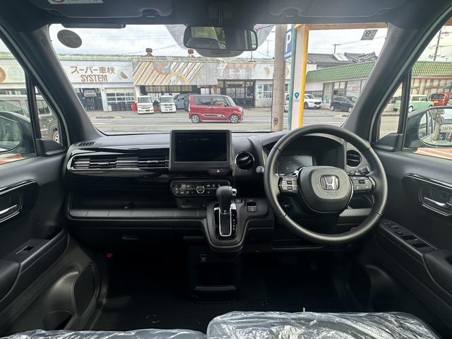 Ｎ－ＷＧＮカスタム Ｌ・ターボブラックスタイル　スマートキー　ＬＥＤヘッドライト　オートエアコン　シートヒーター　ＵＳＢ充電ソケット　電気式パーキングブレーキ　革巻きハンドル　オートクルーズコントロール　パドルシフト　フォグランプ　届出済未使用車（8枚目）