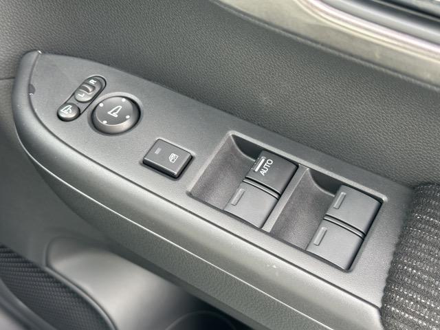Ｎ－ＷＧＮカスタム Ｌ・ターボホンダセンシング　スマートキー　ＬＥＤヘッドライト　オートエアコン　シートヒーター　ＵＳＢ充電ソケット　電気式パーキングブレーキ　革巻きハンドル　オートクルーズコントロール　パドルシフト　フォグランプ　届出済未使用車（15枚目）
