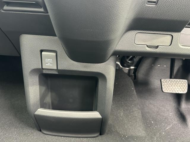 Ｎ－ＷＧＮカスタム Ｌ・ターボホンダセンシング　スマートキー　ＬＥＤヘッドライト　オートエアコン　シートヒーター　ＵＳＢ充電ソケット　電気式パーキングブレーキ　革巻きハンドル　オートクルーズコントロール　パドルシフト　フォグランプ　届出済未使用車（21枚目）
