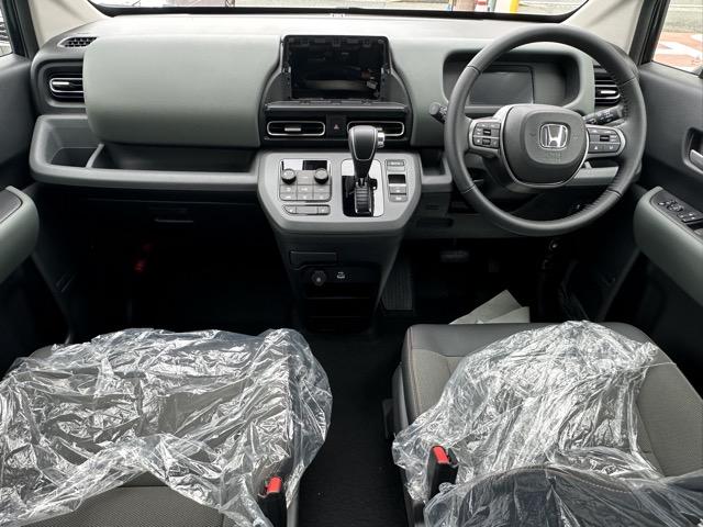 フリード クロスター　５人乗り　スマートキー　ＬＥＤヘッドライト　両側パワースライドドア　フルオートエアコン　シートヒーター　ロールサンシェード　革巻きハンドル　オートクルーズコントロール　ルーフレール　登録済未使用車（8枚目）