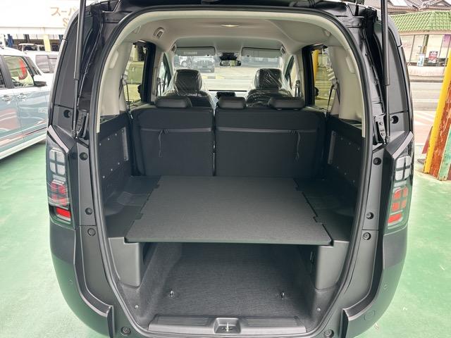 フリード クロスター　５人乗り　スマートキー　ＬＥＤヘッドライト　両側パワースライドドア　フルオートエアコン　シートヒーター　ロールサンシェード　革巻きハンドル　オートクルーズコントロール　ルーフレール　登録済未使用車（12枚目）