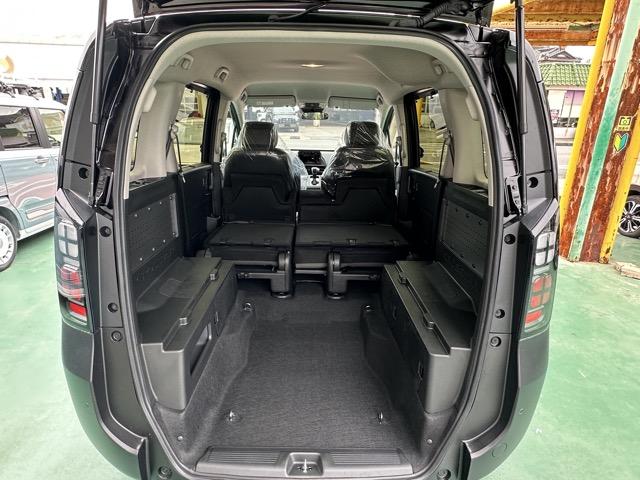 フリード クロスター　５人乗り　スマートキー　ＬＥＤヘッドライト　両側パワースライドドア　フルオートエアコン　シートヒーター　ロールサンシェード　革巻きハンドル　オートクルーズコントロール　ルーフレール　登録済未使用車（15枚目）