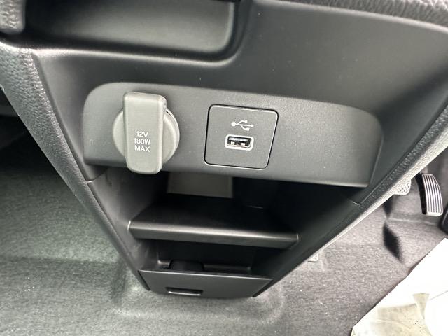 フリード クロスター　５人乗り　スマートキー　ＬＥＤヘッドライト　両側パワースライドドア　フルオートエアコン　シートヒーター　ロールサンシェード　革巻きハンドル　オートクルーズコントロール　ルーフレール　登録済未使用車（23枚目）