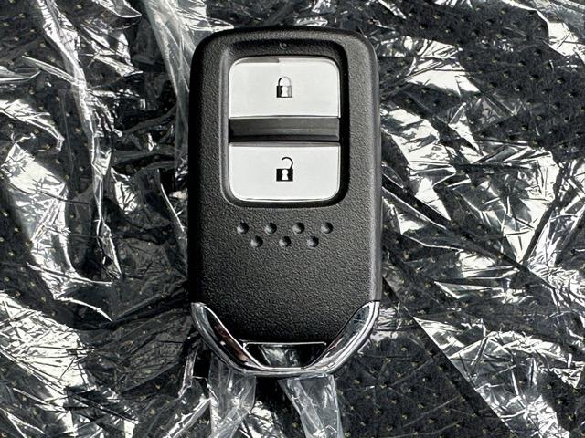 フィット RS ホンダセンシング LEDヘッドランプ 電子制御パーキングブレーキ オートブレーキホールド機能 本革巻ステアリング バックカメラ RS専用エクステリア&インテリア 液晶メーター 登録済未使用車(25枚目)