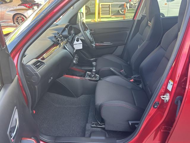 スイフトスポーツ ベースグレード　走行距離１０９ＫＭ　セーフティサポート装着車　６ＭＴ　スマートキー　ＬＥＤヘッドライト　フルオートエアコン　シートヒーター　革巻きハンドル　オートクルーズコントロール　フォグランプ　ディーラー試乗車（6枚目）