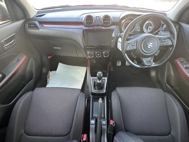 スイフトスポーツ ベースグレード　走行距離１０９ＫＭ　セーフティサポート装着車　６ＭＴ　スマートキー　ＬＥＤヘッドライト　フルオートエアコン　シートヒーター　革巻きハンドル　オートクルーズコントロール　フォグランプ　ディーラー試乗車（8枚目）