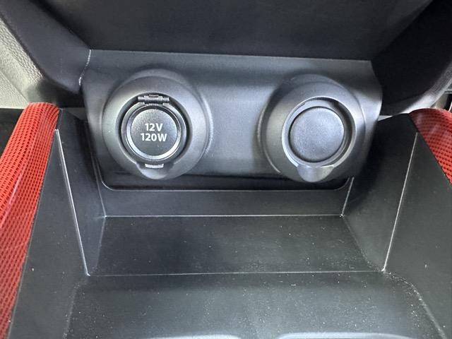 スイフトスポーツ ベースグレード　走行距離１０９ＫＭ　セーフティサポート装着車　６ＭＴ　スマートキー　ＬＥＤヘッドライト　フルオートエアコン　シートヒーター　革巻きハンドル　オートクルーズコントロール　フォグランプ　ディーラー試乗車（18枚目）