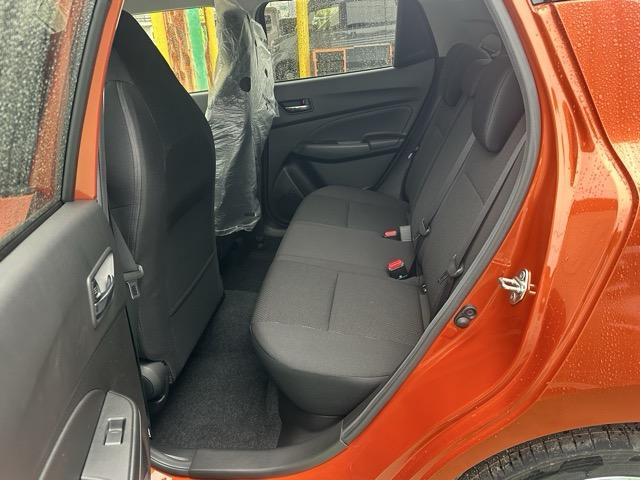 スイフトスポーツ ベースグレード 走行距離17KM セーフティサポート装着車 6MT スマートキー LEDヘッドライト フルオートエアコン シートヒーター 革巻きハンドル オートクルーズコントロール フォグランプ オートライト(7枚目)