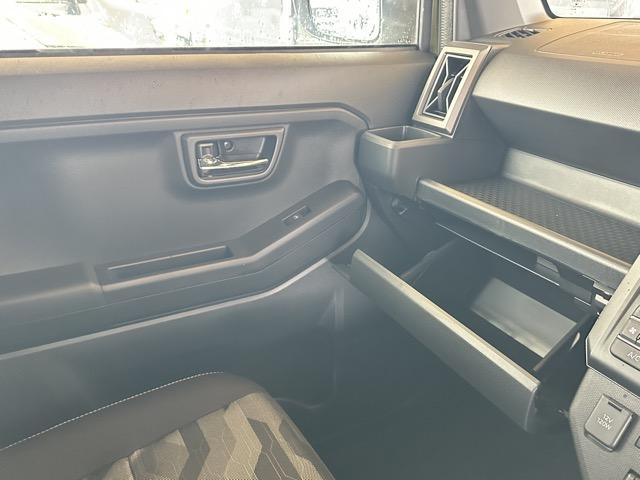 タフト G ダーククロムベンチャー 9インチディスプレイオーディオ バックカメラ スマートキー LEDヘッドライト フルオートエアコン シートヒーター 革巻きハンドル オートクルーズコントロール 電気式パーキングブレーキ 届出済未使用車(23枚目)