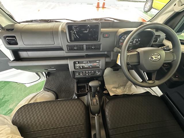 ハイゼットトラック エクストラ 4WD CVT フロアマット サイドバイザー スマートキー 電動格納ドアミラー パワーウィンドー 作業灯 衝突被害軽減ブレーキ アイドリングストップ オートライト エアコン パワステ 届出済未使用車(7枚目)