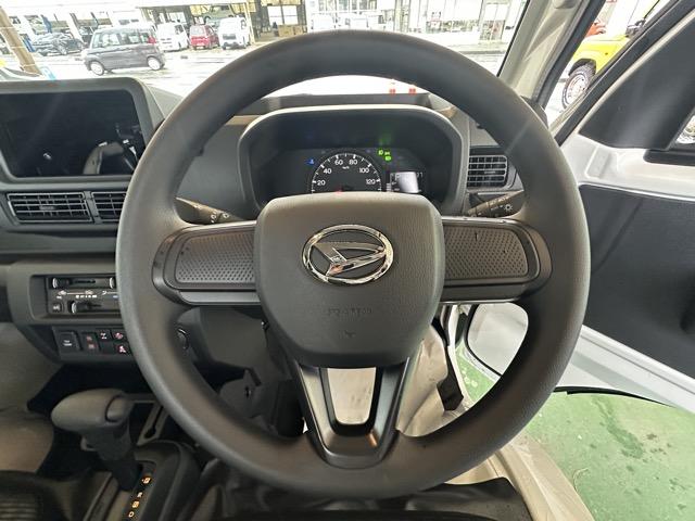 ハイゼットトラック エクストラ 4WD CVT フロアマット サイドバイザー スマートキー 電動格納ドアミラー パワーウィンドー 作業灯 衝突被害軽減ブレーキ アイドリングストップ オートライト エアコン パワステ 届出済未使用車(8枚目)