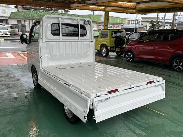 ハイゼットトラック エクストラ 4WD CVT フロアマット サイドバイザー スマートキー 電動格納ドアミラー パワーウィンドー 作業灯 衝突被害軽減ブレーキ アイドリングストップ オートライト エアコン パワステ 届出済未使用車(12枚目)