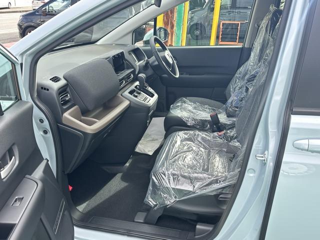 フリード e:HEVエアー EX 6人乗り 内装色/ブラック ホンダセンシング LEDヘッドライト 両側パワースライドドア 運転席&助手席シートヒーター リアクーラー 液晶メーター 本革巻ステアリング・セレクトレバー 登録済未使用車(6枚目)