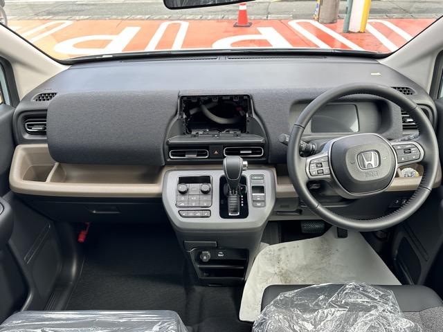 フリード e:HEVエアー EX 6人乗り 内装色/ブラック ホンダセンシング LEDヘッドライト 両側パワースライドドア 運転席&助手席シートヒーター リアクーラー 液晶メーター 本革巻ステアリング・セレクトレバー 登録済未使用車(9枚目)