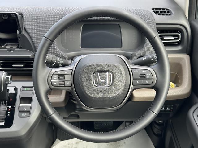 フリード e:HEVエアー EX 6人乗り 内装色/ブラック ホンダセンシング LEDヘッドライト 両側パワースライドドア 運転席&助手席シートヒーター リアクーラー 液晶メーター 本革巻ステアリング・セレクトレバー 登録済未使用車(10枚目)