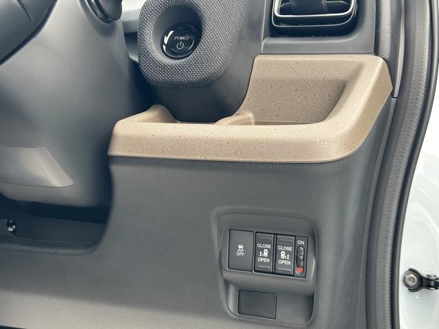 フリード e:HEVエアー EX 6人乗り 内装色/ブラック ホンダセンシング LEDヘッドライト 両側パワースライドドア 運転席&助手席シートヒーター リアクーラー 液晶メーター 本革巻ステアリング・セレクトレバー 登録済未使用車(22枚目)