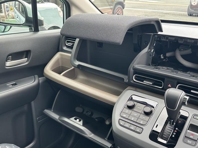 フリード e:HEVエアー EX 6人乗り 内装色/ブラック ホンダセンシング LEDヘッドライト 両側パワースライドドア 運転席&助手席シートヒーター リアクーラー 液晶メーター 本革巻ステアリング・セレクトレバー 登録済未使用車(29枚目)