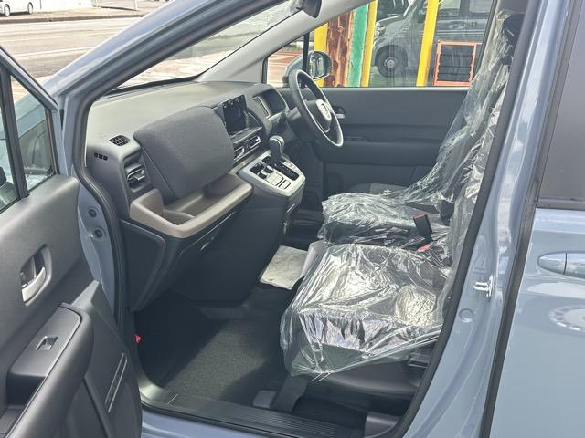 フリード ｅ：ＨＥＶエアー　ＥＸ　６人乗り　内装色／ブラック　ホンダセンシング　ＬＥＤヘッドライト　両側パワースライドドア　運転席＆助手席シートヒーター　リアクーラー　液晶メーター　本革巻ステアリング・セレクトレバー　登録済未使用車（6枚目）