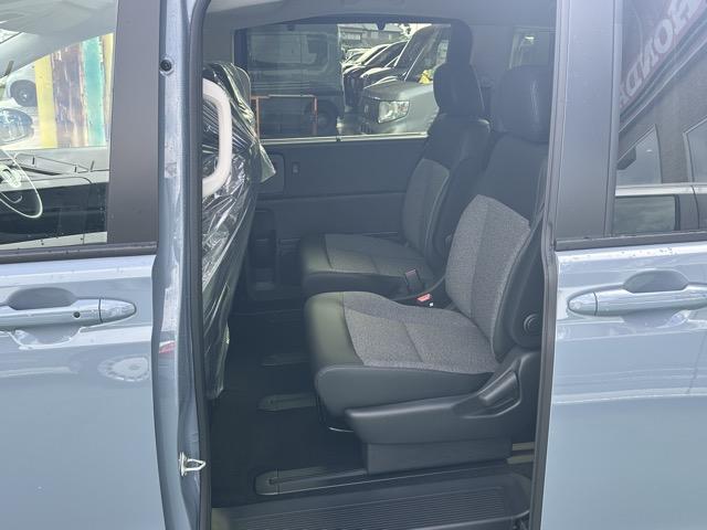 フリード ｅ：ＨＥＶエアー　ＥＸ　６人乗り　内装色／ブラック　ホンダセンシング　ＬＥＤヘッドライト　両側パワースライドドア　運転席＆助手席シートヒーター　リアクーラー　液晶メーター　本革巻ステアリング・セレクトレバー　登録済未使用車（7枚目）