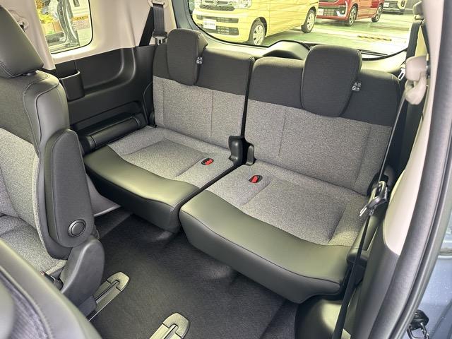 フリード ｅ：ＨＥＶエアー　ＥＸ　６人乗り　内装色／ブラック　ホンダセンシング　ＬＥＤヘッドライト　両側パワースライドドア　運転席＆助手席シートヒーター　リアクーラー　液晶メーター　本革巻ステアリング・セレクトレバー　登録済未使用車（8枚目）