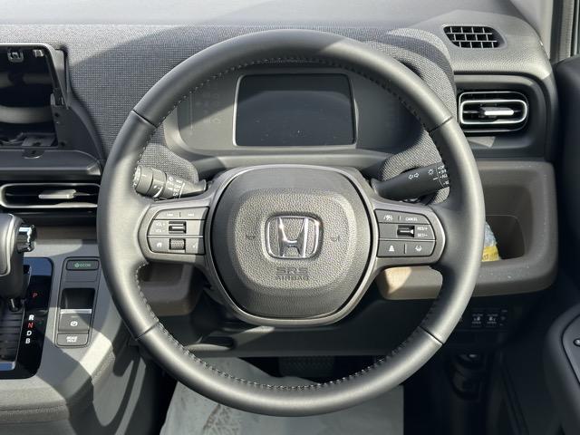 フリード ｅ：ＨＥＶエアー　ＥＸ　６人乗り　内装色／ブラック　ホンダセンシング　ＬＥＤヘッドライト　両側パワースライドドア　運転席＆助手席シートヒーター　リアクーラー　液晶メーター　本革巻ステアリング・セレクトレバー　登録済未使用車（10枚目）