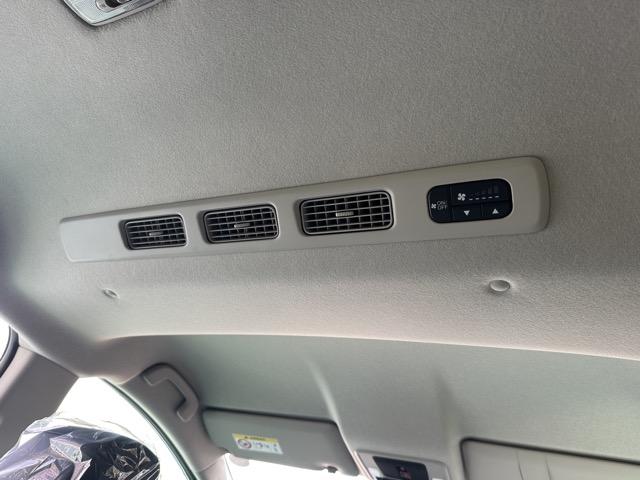 フリード ｅ：ＨＥＶエアー　ＥＸ　６人乗り　内装色／ブラック　ホンダセンシング　ＬＥＤヘッドライト　両側パワースライドドア　運転席＆助手席シートヒーター　リアクーラー　液晶メーター　本革巻ステアリング・セレクトレバー　登録済未使用車（12枚目）