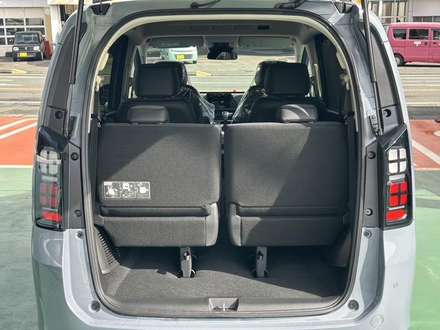 フリード ｅ：ＨＥＶエアー　ＥＸ　６人乗り　内装色／ブラック　ホンダセンシング　ＬＥＤヘッドライト　両側パワースライドドア　運転席＆助手席シートヒーター　リアクーラー　液晶メーター　本革巻ステアリング・セレクトレバー　登録済未使用車（15枚目）