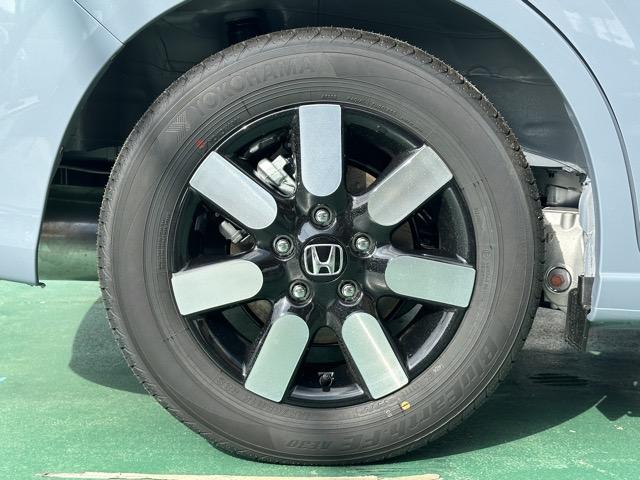 フリード ｅ：ＨＥＶエアー　ＥＸ　６人乗り　内装色／ブラック　ホンダセンシング　ＬＥＤヘッドライト　両側パワースライドドア　運転席＆助手席シートヒーター　リアクーラー　液晶メーター　本革巻ステアリング・セレクトレバー　登録済未使用車（18枚目）