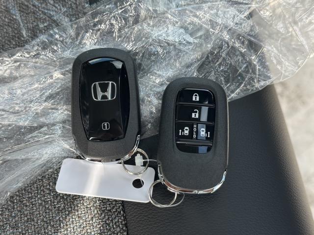 フリード ｅ：ＨＥＶエアー　ＥＸ　６人乗り　内装色／ブラック　ホンダセンシング　ＬＥＤヘッドライト　両側パワースライドドア　運転席＆助手席シートヒーター　リアクーラー　液晶メーター　本革巻ステアリング・セレクトレバー　登録済未使用車（21枚目）