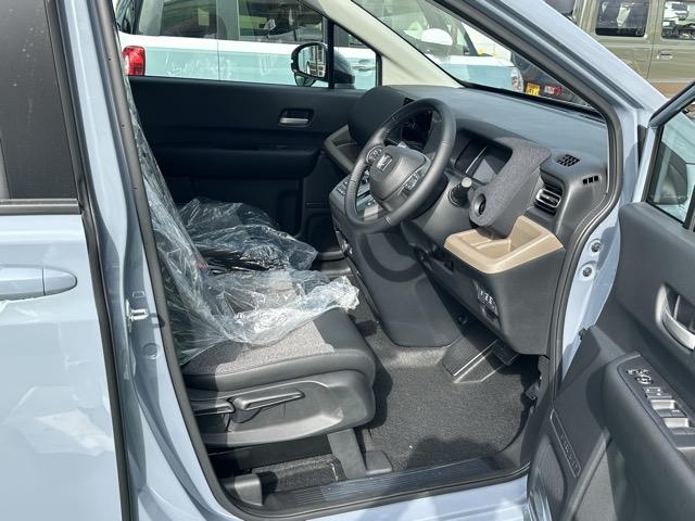 フリード ｅ：ＨＥＶエアー　ＥＸ　６人乗り　内装色／ブラック　ホンダセンシング　ＬＥＤヘッドライト　両側パワースライドドア　運転席＆助手席シートヒーター　リアクーラー　液晶メーター　本革巻ステアリング・セレクトレバー　登録済未使用車（22枚目）