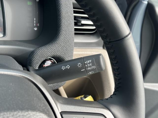 フリード ｅ：ＨＥＶエアー　ＥＸ　６人乗り　内装色／ブラック　ホンダセンシング　ＬＥＤヘッドライト　両側パワースライドドア　運転席＆助手席シートヒーター　リアクーラー　液晶メーター　本革巻ステアリング・セレクトレバー　登録済未使用車（24枚目）