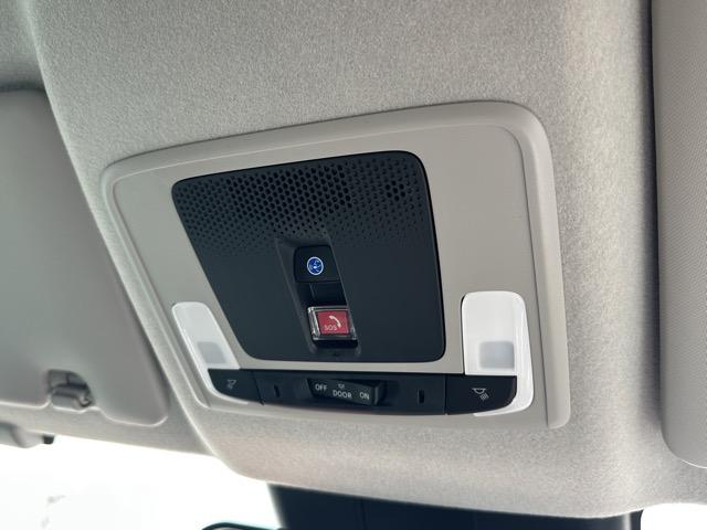 フリード ｅ：ＨＥＶエアー　ＥＸ　６人乗り　内装色／ブラック　ホンダセンシング　ＬＥＤヘッドライト　両側パワースライドドア　運転席＆助手席シートヒーター　リアクーラー　液晶メーター　本革巻ステアリング・セレクトレバー　登録済未使用車（30枚目）