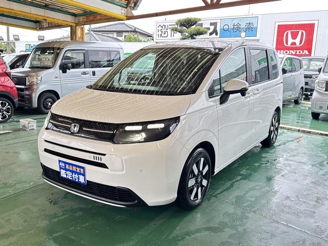 フリード ｅ：ＨＥＶエアー　ＥＸ　６人乗り　内装色／ブラック　ホンダセンシング　ＬＥＤヘッドライト　両側パワースライドドア　運転席＆助手席シートヒーター　リアクーラー　液晶メーター　本革巻ステアリング・セレクトレバー　登録済未使用車（4枚目）