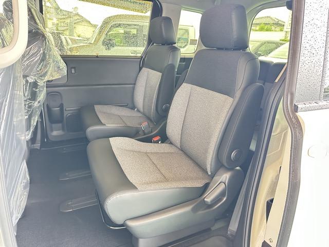 フリード ｅ：ＨＥＶエアー　ＥＸ　６人乗り　内装色／ブラック　ホンダセンシング　ＬＥＤヘッドライト　両側パワースライドドア　運転席＆助手席シートヒーター　リアクーラー　液晶メーター　本革巻ステアリング・セレクトレバー　登録済未使用車（7枚目）